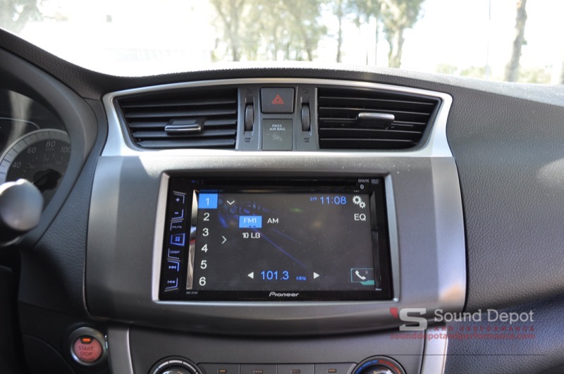 2014 Nissan Sentra Screen and Wheels